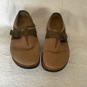 Woman’s Bass clogs